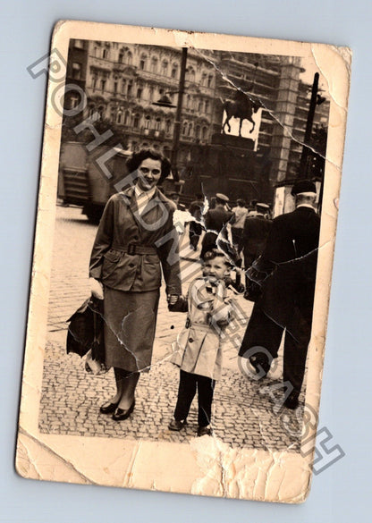 Stará fotografie Žena a dítě v ulicích města (M39948)