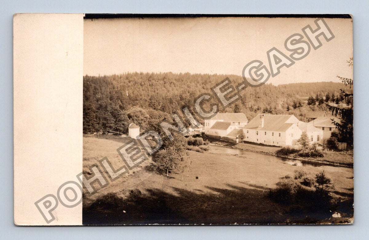 Pohlednice Venkovská krajina s usedlostí a věží (M40004)
