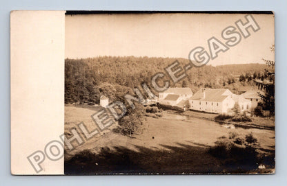 Pohlednice Venkovská krajina s usedlostí a věží (M40004)