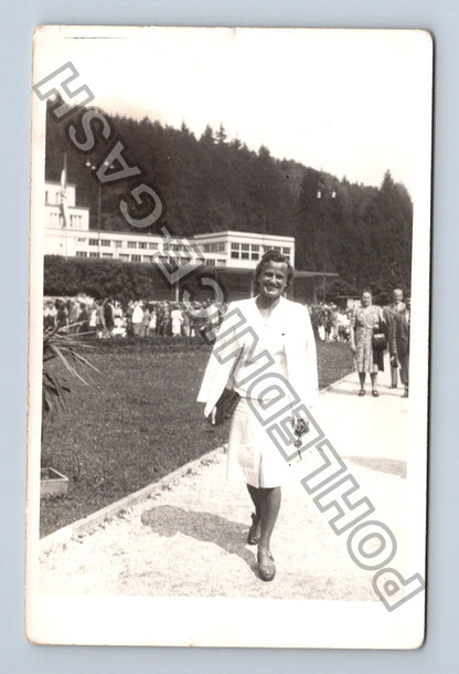 Stará fotografie Luhačovice žena v bílém šatu (M40021)