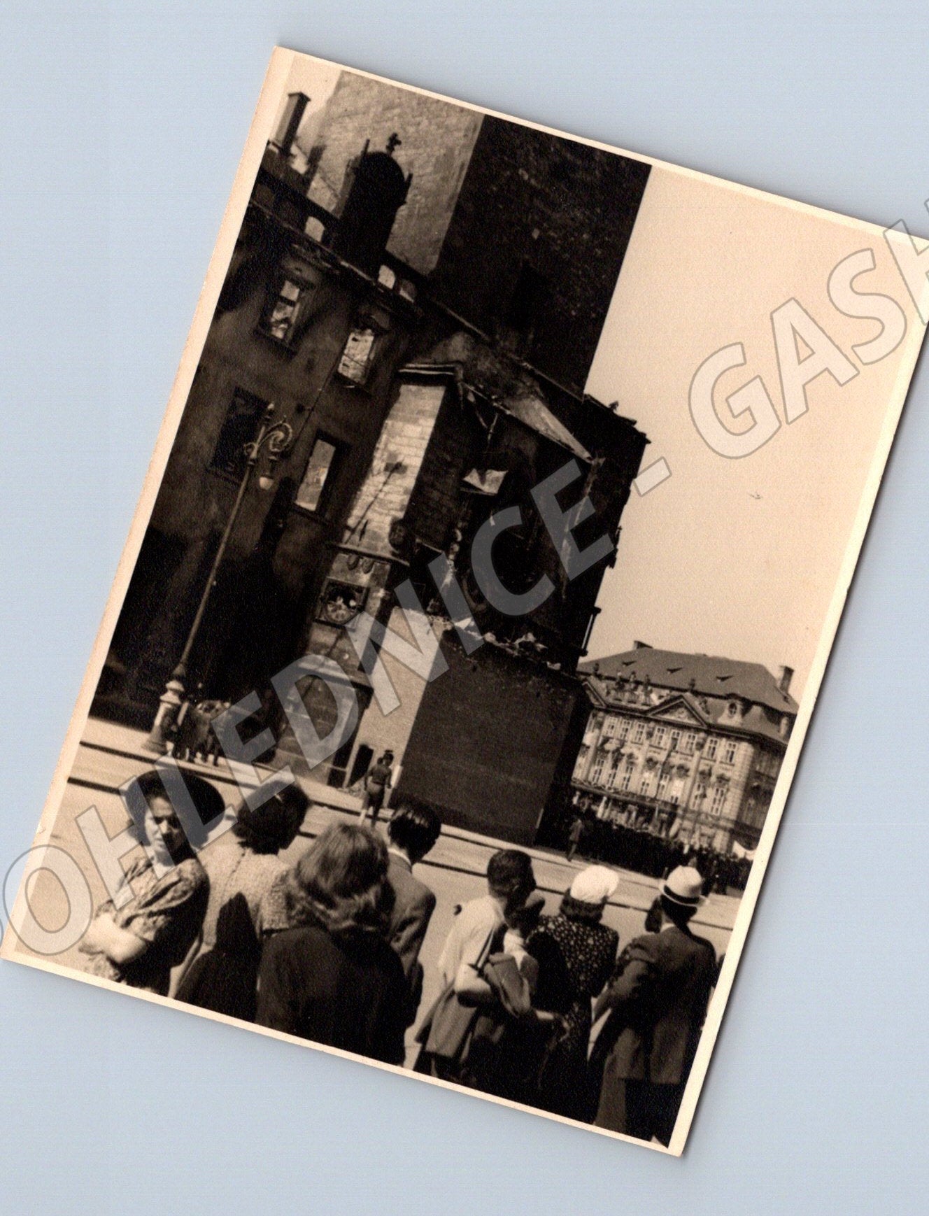 Pohlednice Praha rozbombardovaný orloj 1945 (M4003)