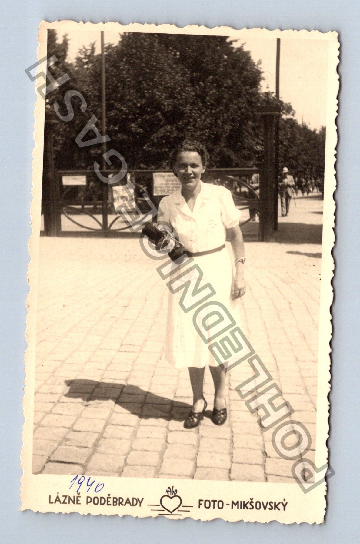 Pohlednice Lázně Poděbrady žena s fotoaparátem 1940 (M40046)
