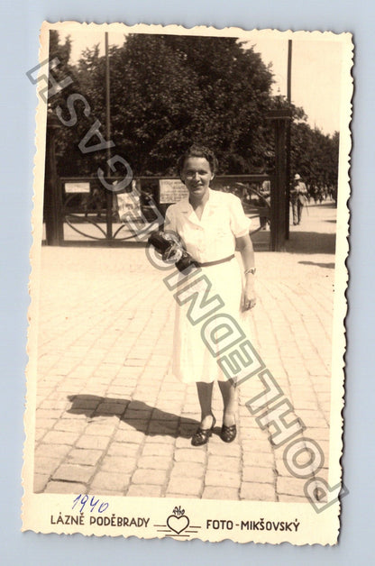 Pohlednice Lázně Poděbrady žena s fotoaparátem 1940 (M40046)