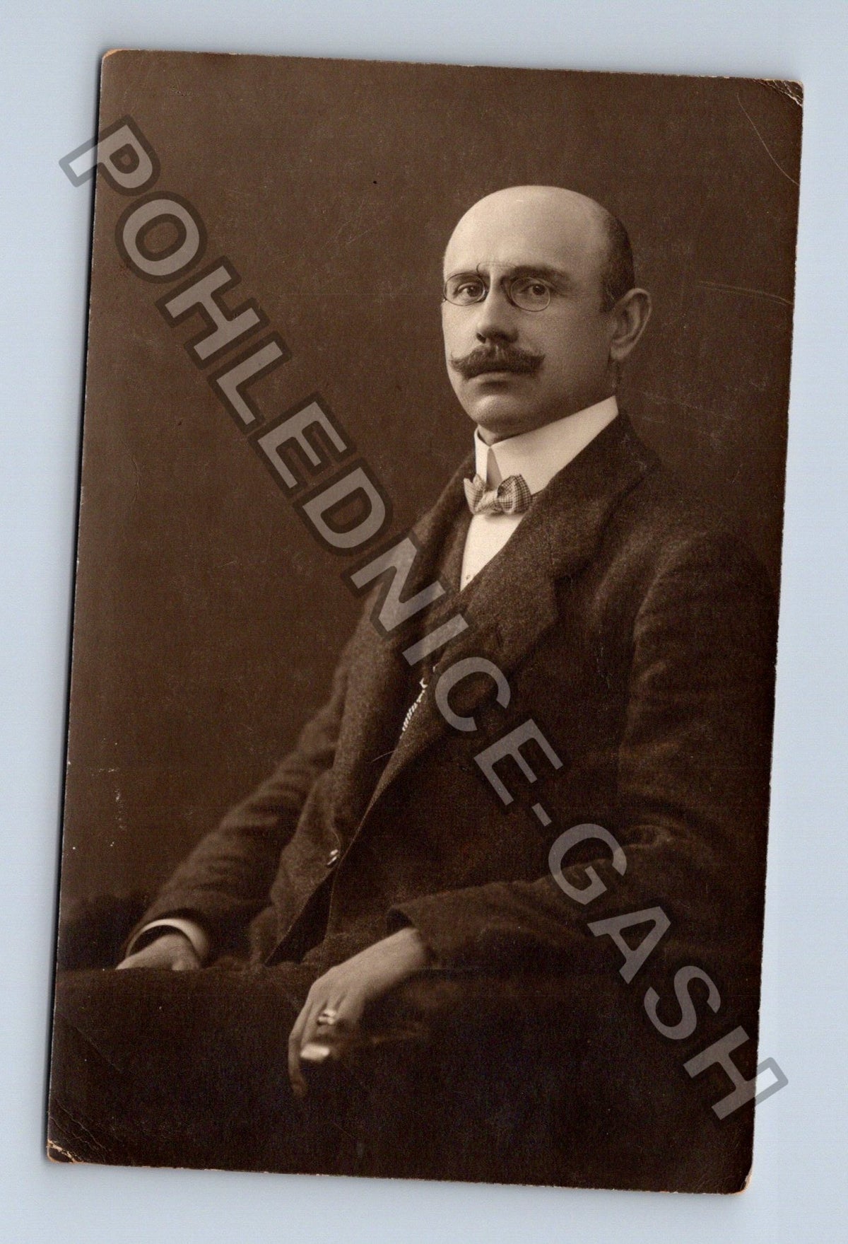 Pohlednice Muž s knírkem v obleku ateliérová fotografie (M40193)