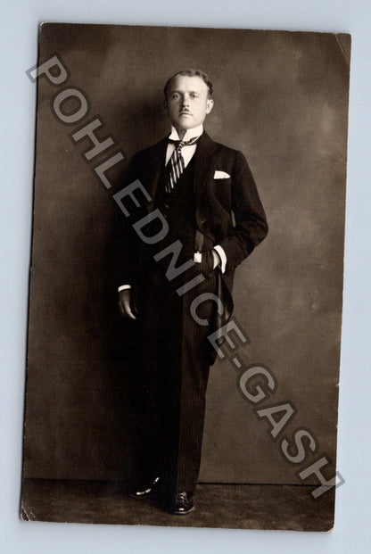 Pohlednice Muž v obleku ateliérová fotografie (M40197)
