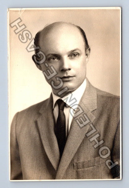 Muž v obleku portrét ateliérová fotografie (M40208)