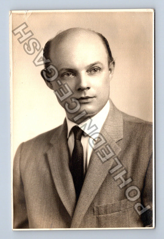 Muž v obleku portrét ateliérová fotografie (M40208)