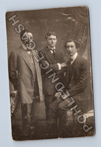 Pohlednice Tři muži v oblecích ateliérová fotografie (M40209)