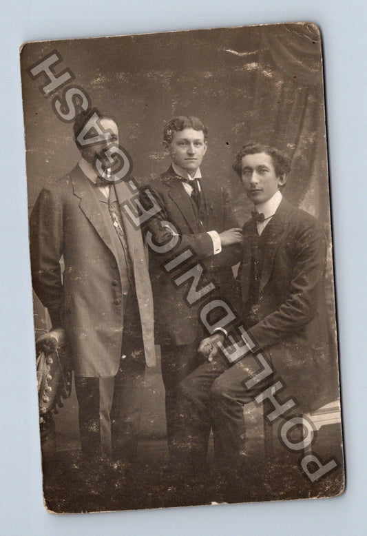 Pohlednice Tři muži v oblecích ateliérová fotografie (M40209)