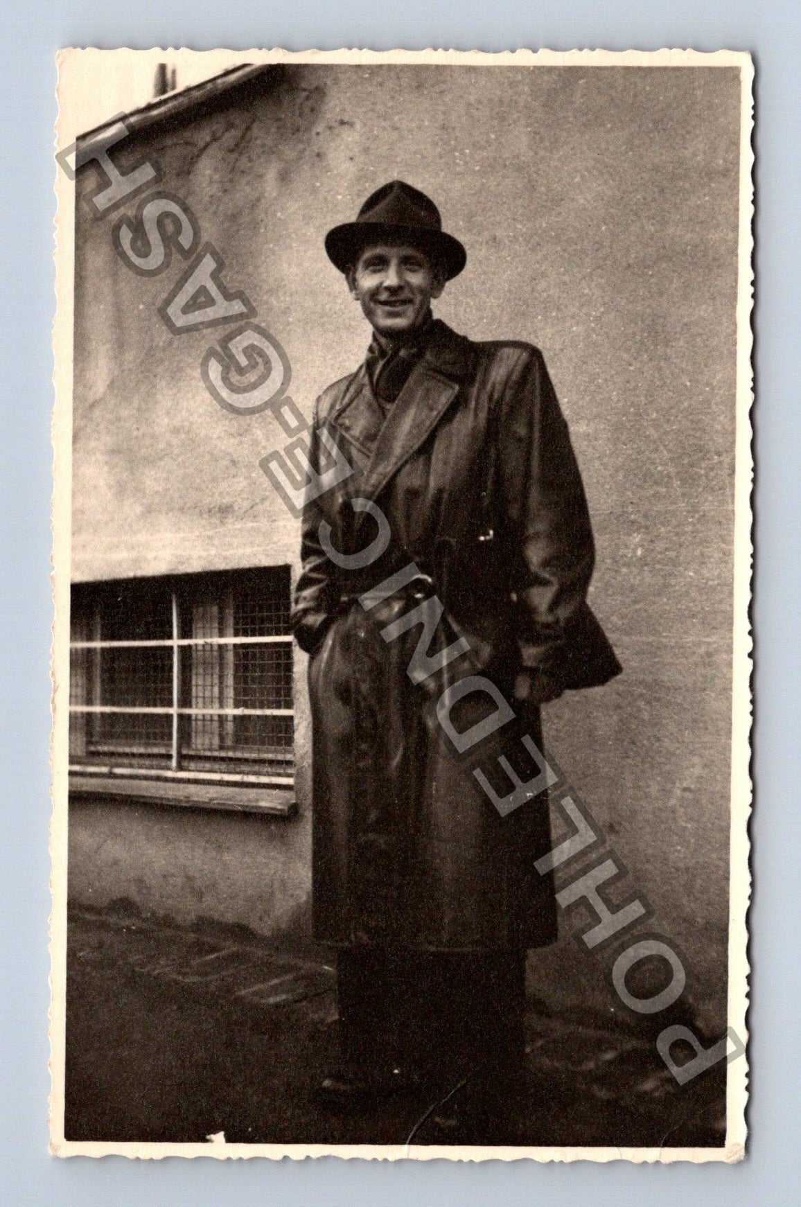 Stará fotografie Muž v kabátu a klobouku u okna 1953 (M40220)
