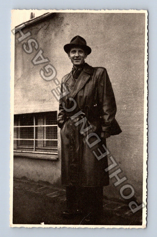 Stará fotografie Muž v kabátu a klobouku u okna 1953 (M40220)