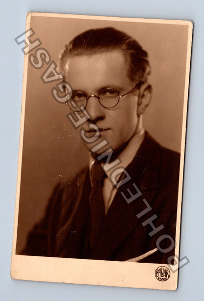 Stará fotografie Muž v brýlích ateliér Balzar Praha (M40221)