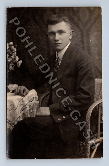 Muž v obleku ateliérová fotografie (M40229)