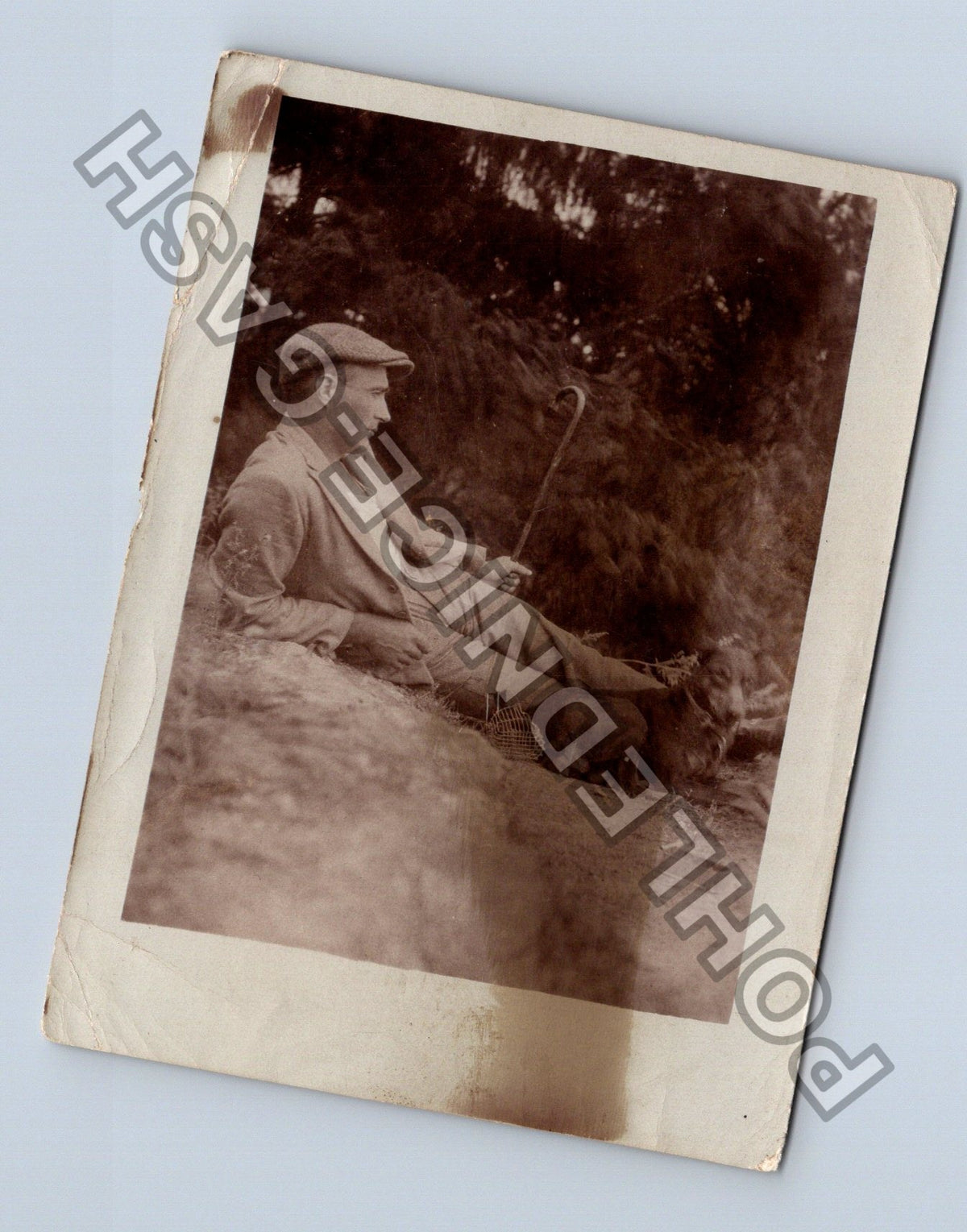 Stará fotografie Muž s golfovou holí u vody (M40233)