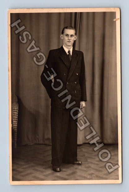 Muž v obleku ateliérová fotografie (M40234)