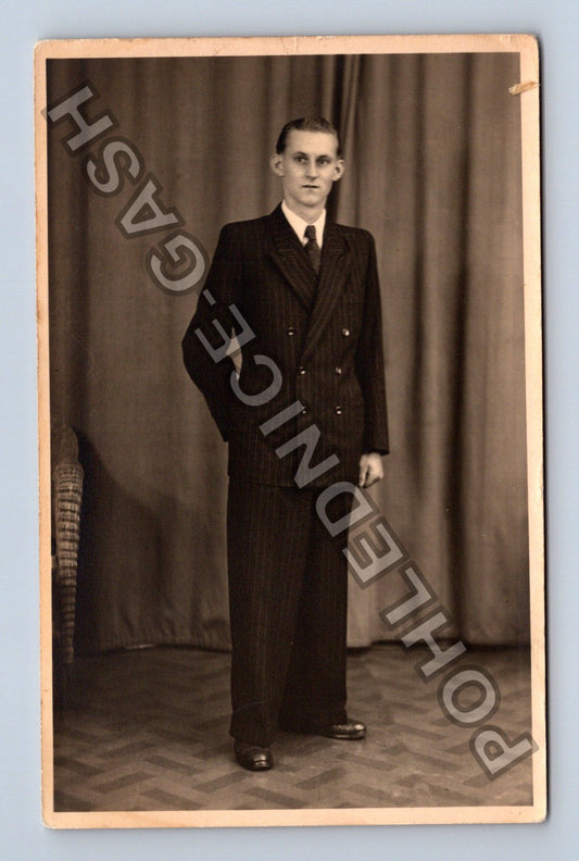 Muž v obleku ateliérová fotografie (M40234)