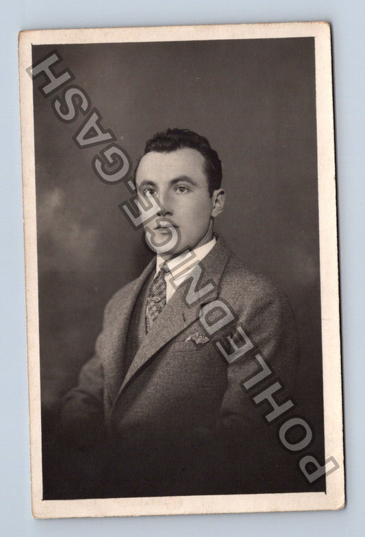 Mladý muž portrét ateliérová fotografie (M40240)