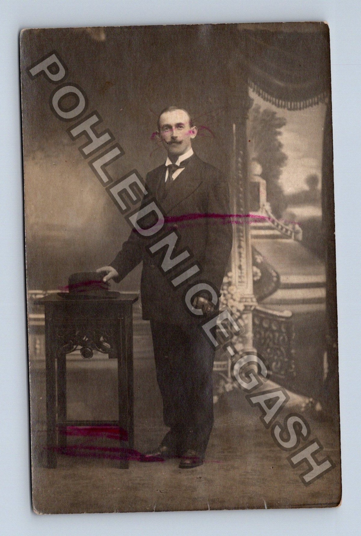 Muž v obleku ateliérová fotografie (M40247)