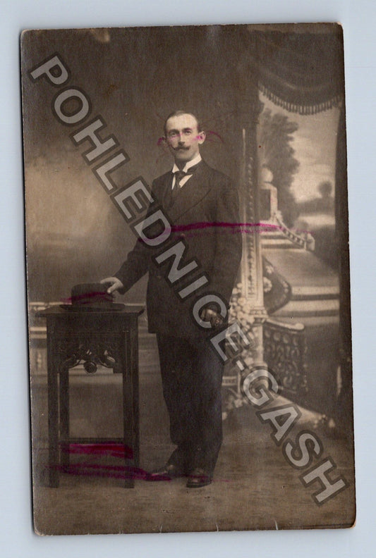 Muž v obleku ateliérová fotografie (M40247)