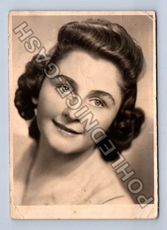 Ateliérová fotografie mladá žena portrét (M40252)