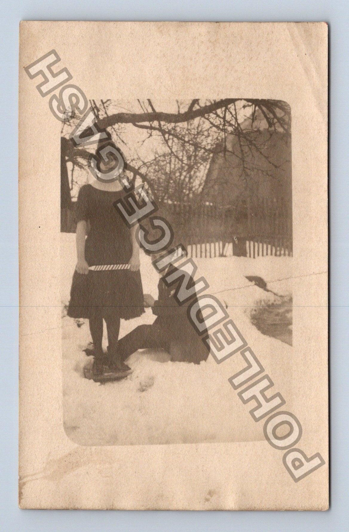 Stará fotografie pár v zimě u domu (M40254)