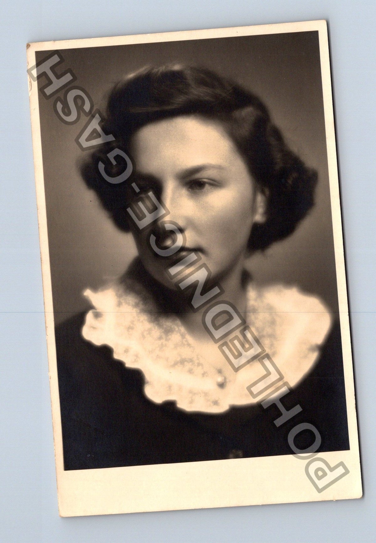 Ateliérová fotografie mladé ženy v krajkové halence (M40261)