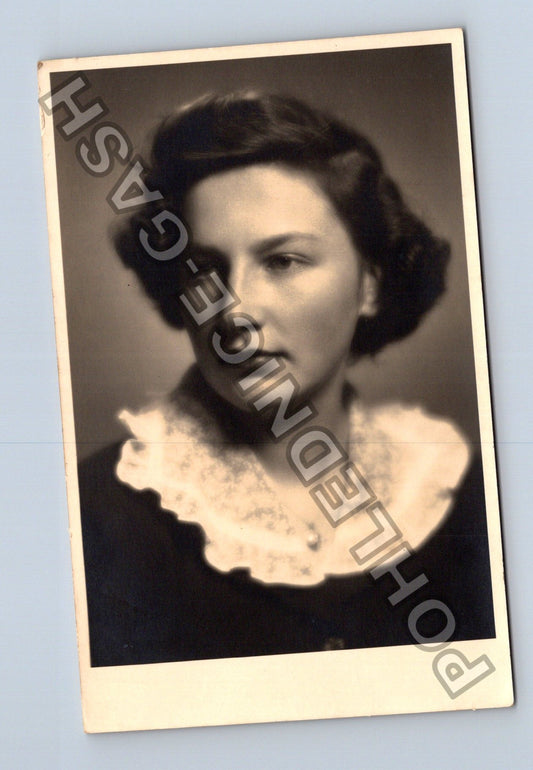Ateliérová fotografie mladé ženy v krajkové halence (M40261)