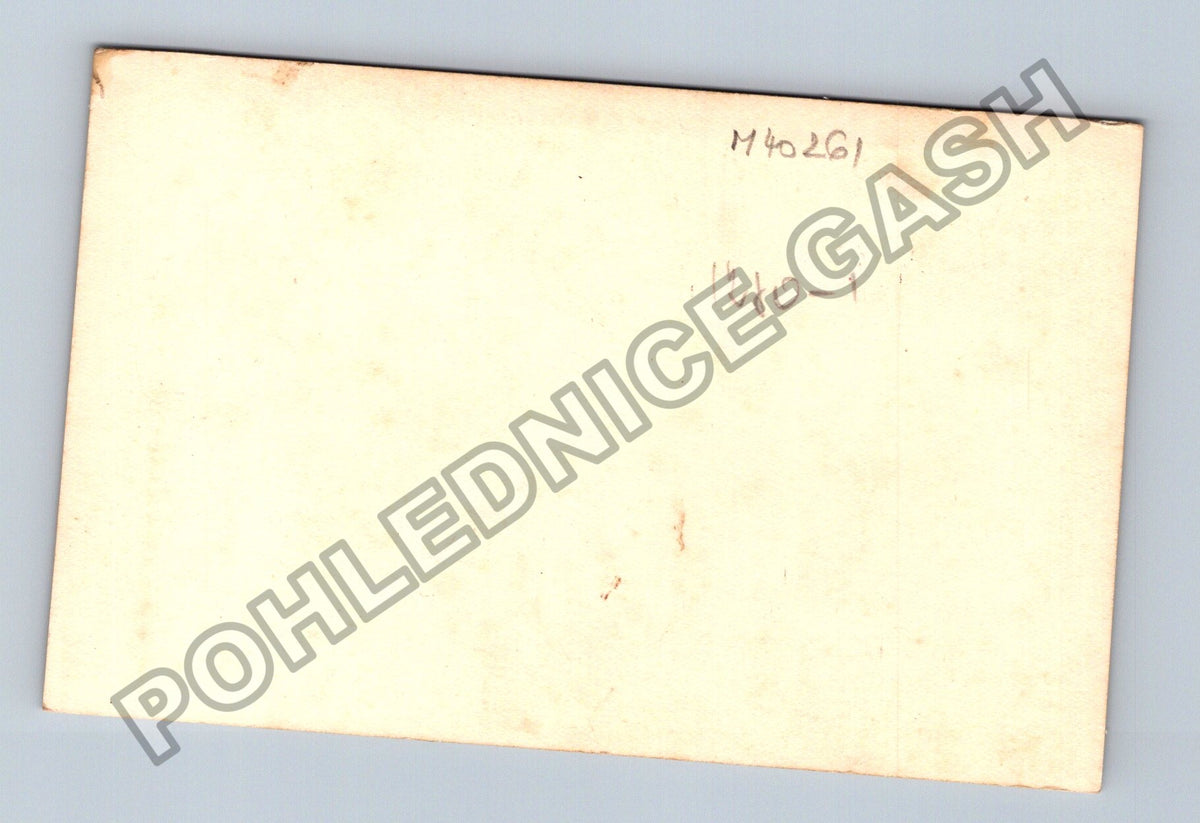 Ateliérová fotografie mladé ženy v krajkové halence (M40261)