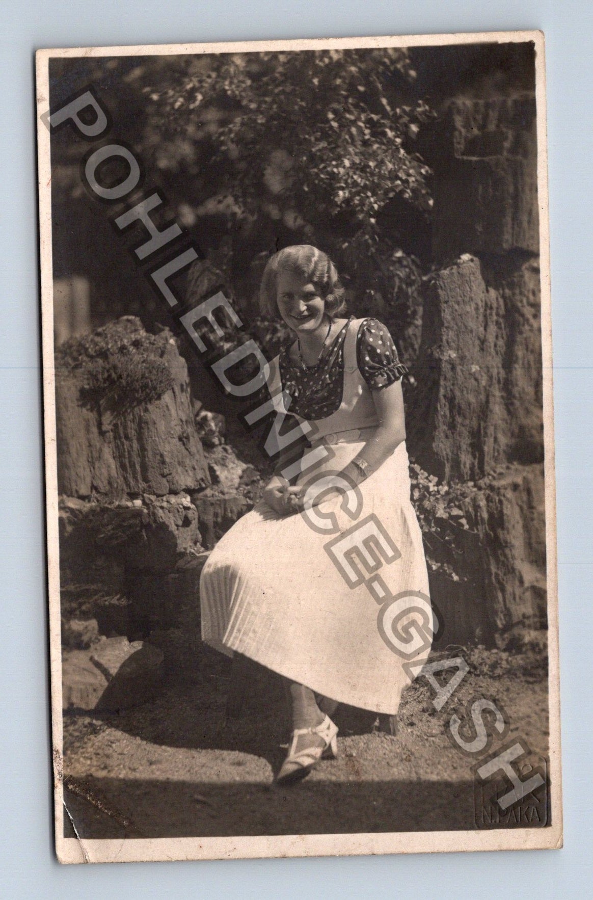 Pohlednice Žena v kroji u skály (M40271)