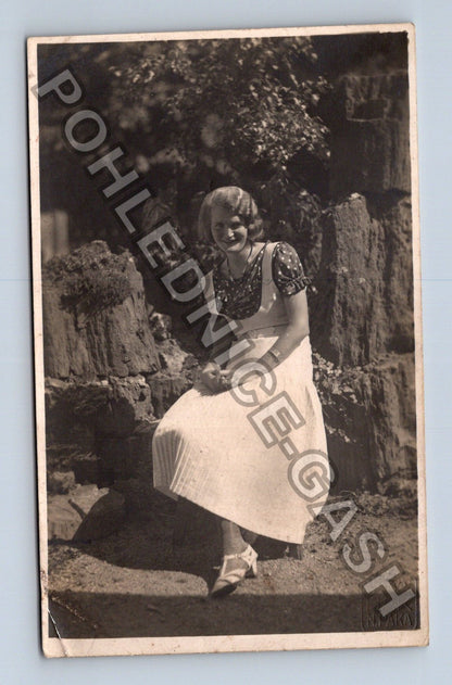 Pohlednice Žena v kroji u skály (M40271)