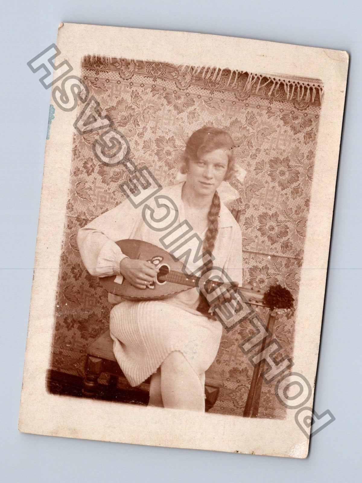 Pohlednice Ležící dívka s mandolínou (M40274)