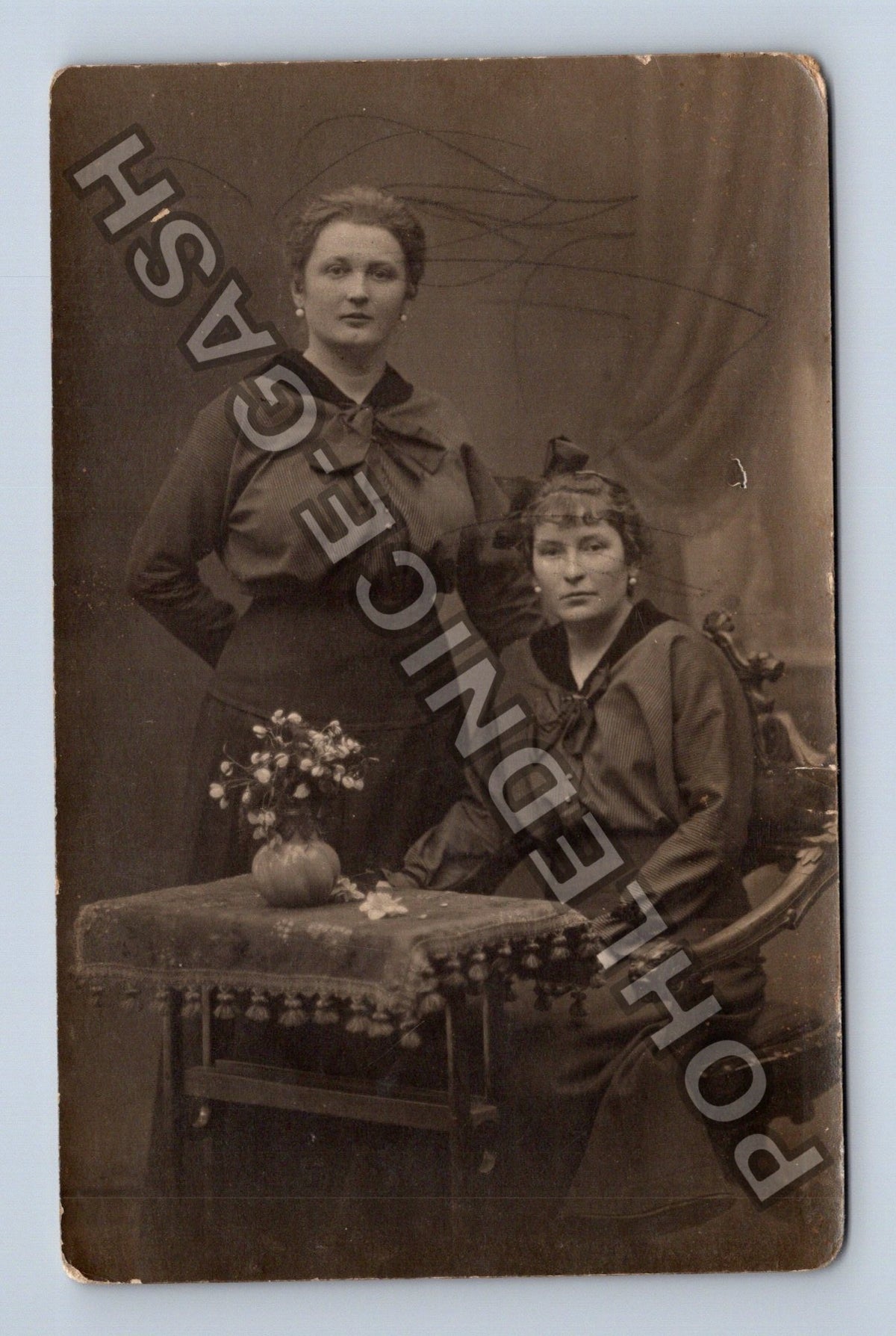 Stará fotografie dvě ženy v ateliéru (M40283)