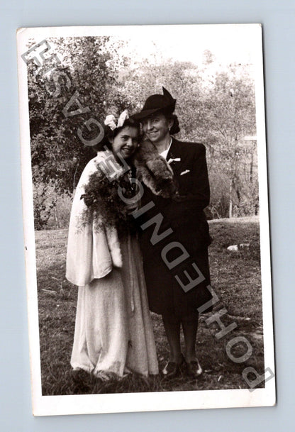 Stará fotografie dvě ženy v parku s kyticí (M40284)