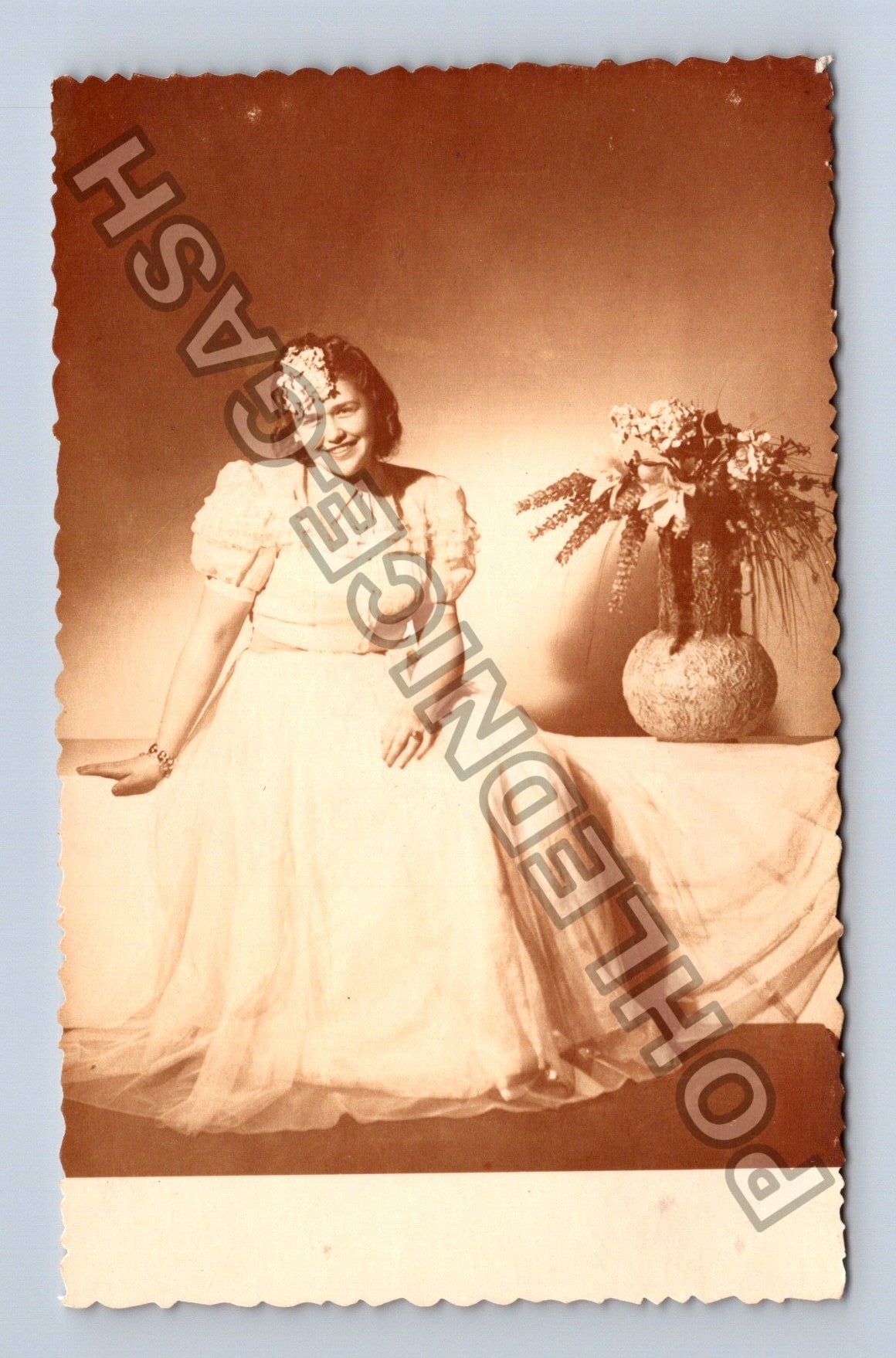 Stará fotografie Žena v bílých šatech s květinami 1947 (M40285)