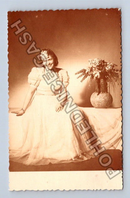 Stará fotografie Žena v bílých šatech s květinami 1947 (M40285)