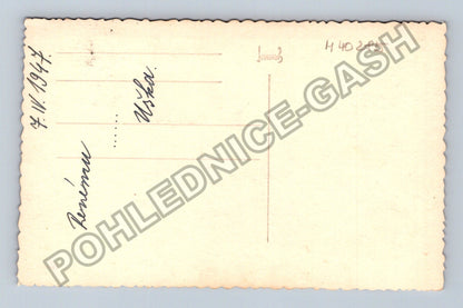 Stará fotografie Žena v bílých šatech s květinami 1947 (M40285)