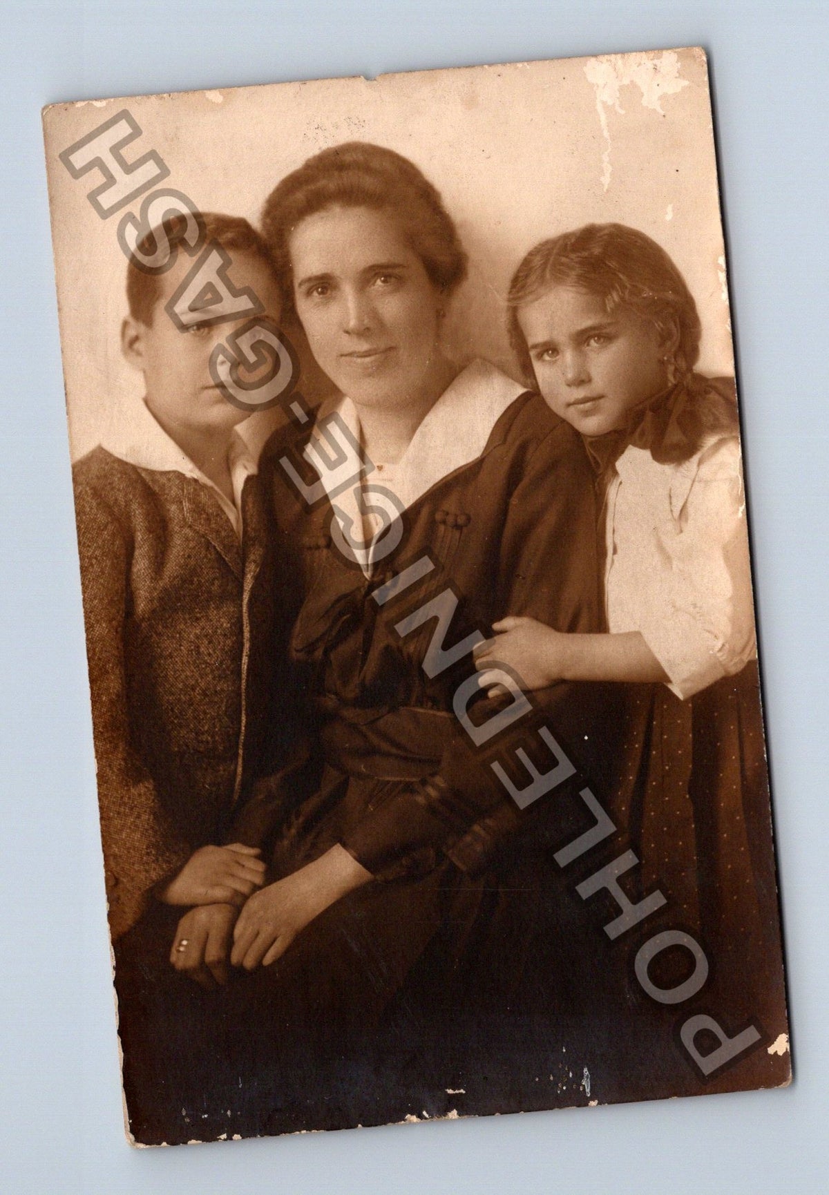 Pohlednice Rodinná fotografie tři osoby (M40290)