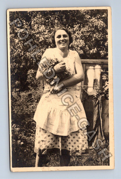 Pohlednice Dívka s květinami v zahradě (M40291)