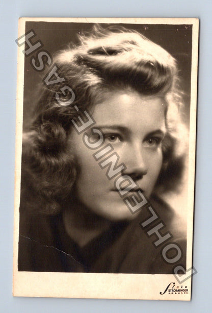 Stará fotografie Portrét mladé ženy ateliér Strominger Praha (M40297)