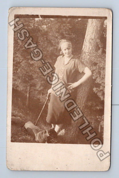Pohlednice Žena ležící na kmeni stromu (M40311)
