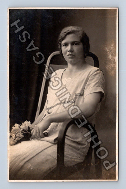 Žena s květinami ateliérová fotografie (M40313)