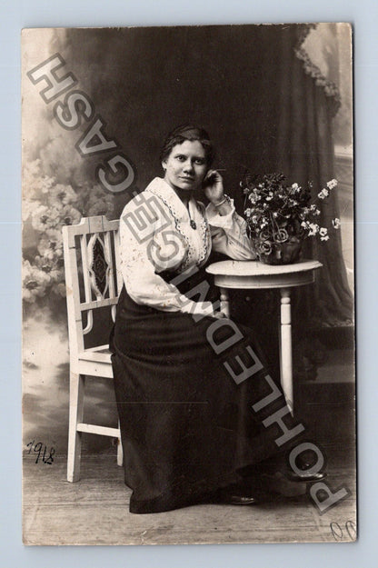 Pohlednice Ateliérová fotografie mladé ženy s květinami (M40315)