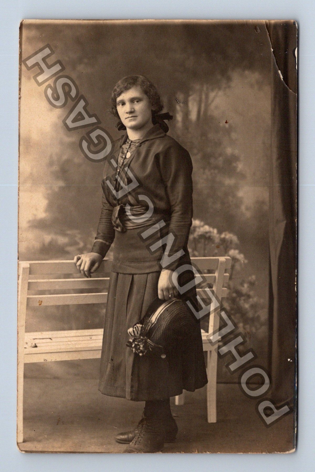 Ateliérová fotografie mladé ženy 1914 (M40321)