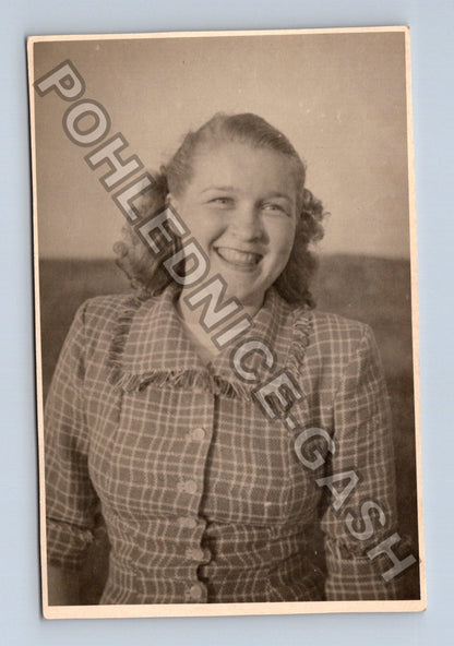 Pohlednice usmívající se žena v kostkovaném saku 1959 (M40332)