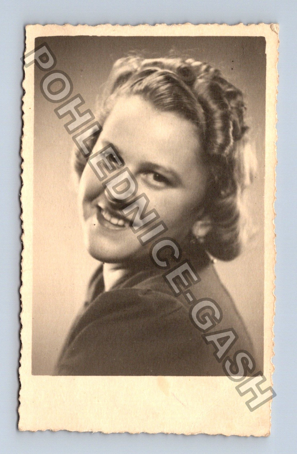 Stará fotografie portrét mladé ženy s kudrnatými vlasy 1940 (M40333)