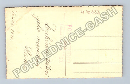 Stará fotografie portrét mladé ženy s kudrnatými vlasy 1940 (M40333)