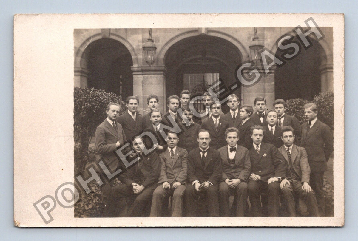 Pohlednice Skupinová fotografie mužů v obleku před budovou (M40339)