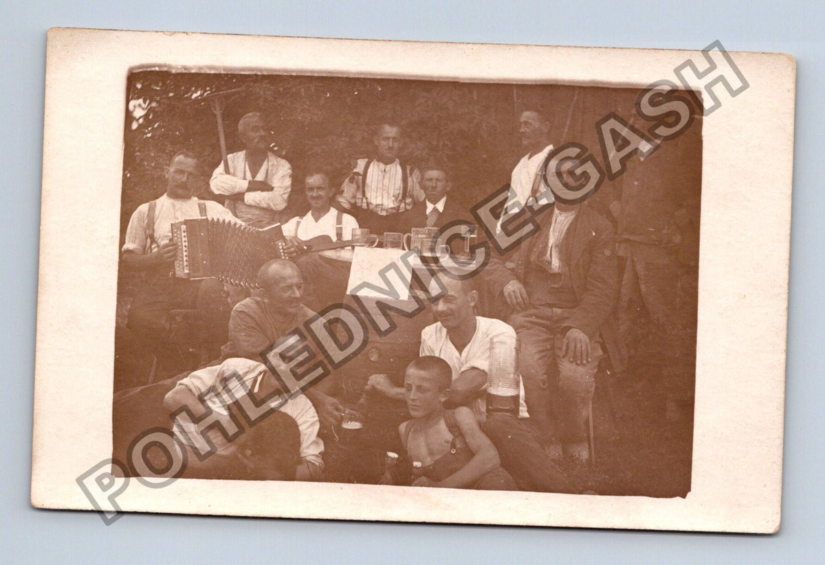 Stará fotografie Muži s akordeonem a pivem venku (M40343)