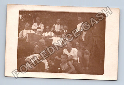 Stará fotografie Muži s akordeonem a pivem venku (M40343)