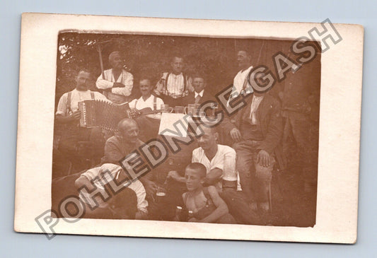 Stará fotografie Muži s akordeonem a pivem venku (M40343)
